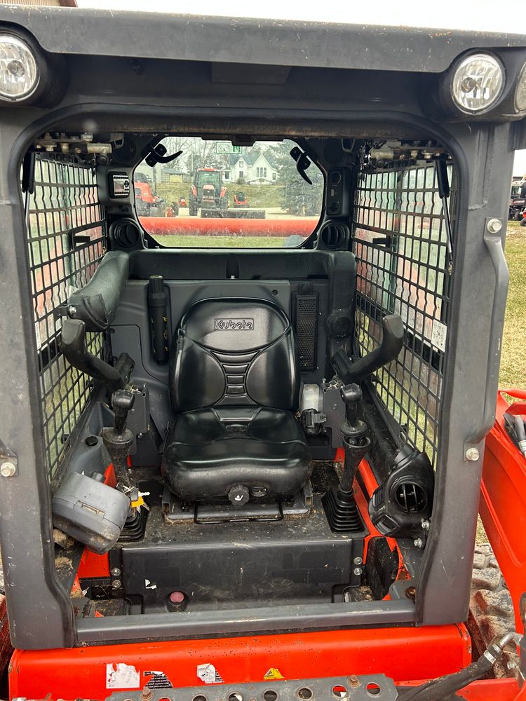 Kubota SSV65HC Skid Steer Loader (2)