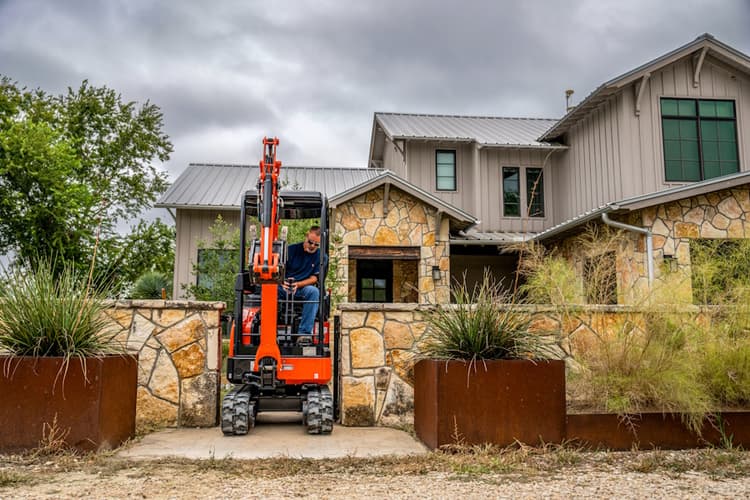 Expandable / retractable tracks and dozer blade for narrow entry access Expandable / retractable tracks and dozer blade for narrow entry access